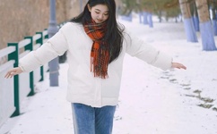 外国女子看破红尘 在山上做起这种事